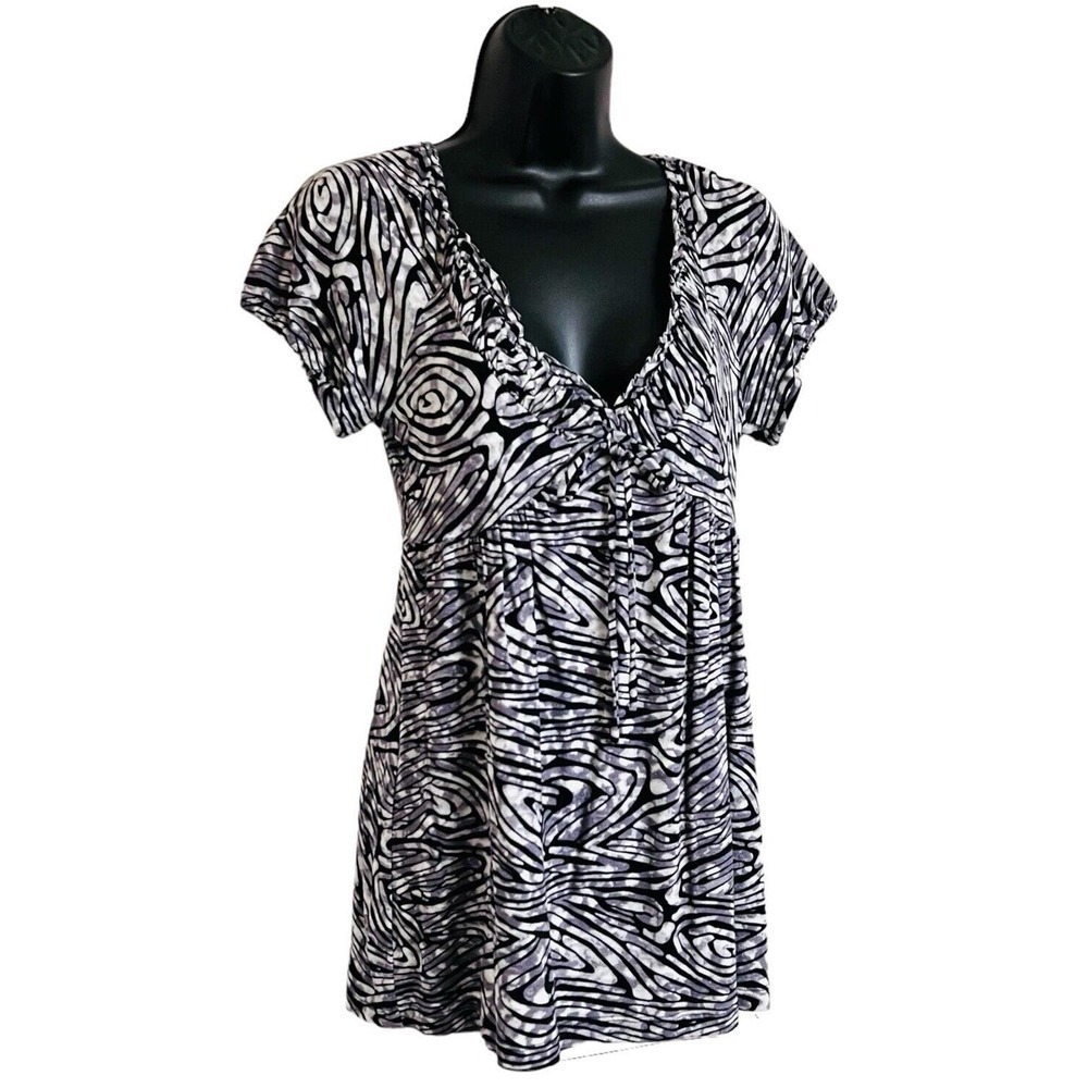 DAISY FUENTES Womens Size Small Short Sleeve Ruched V Neck Soft Fabric Shirt Top